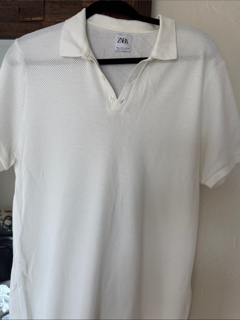Men’s Zara shirt size L cream color
stretchy Lyocella material.